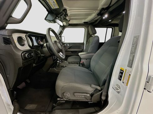 Used 2025 Jeep Wrangler Unlimited Sahara AWD/4WD image 13
