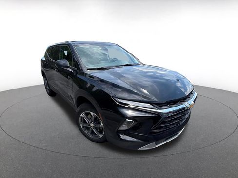 Used 2025 Chevrolet Blazer LT FWD image 2