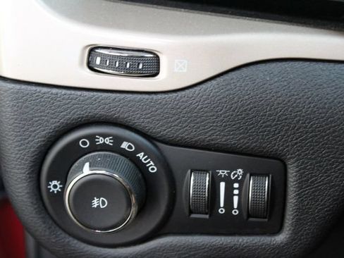 Used 2017 Jeep Cherokee Latitude w/ Cold Weather Group AWD/4WD image 15