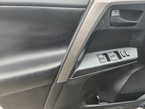 Used 2018 Toyota RAV4 LE w/ Carpet Mat Package AWD/4WD image 15