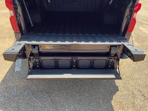 Used 2023 Chevrolet Silverado 1500 High Country w/ Technology Package AWD/4WD image 7