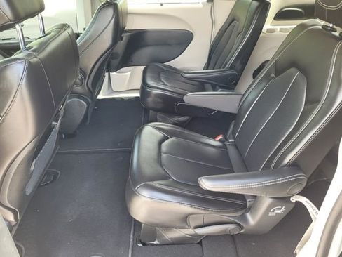 Used 2024 Chrysler Pacifica Touring-L FWD image 33