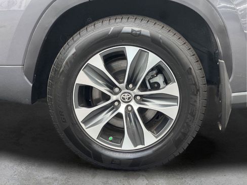Used 2021 Toyota Highlander XLE AWD/4WD image 25