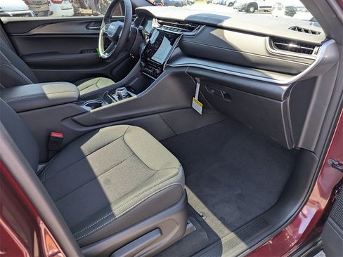 New 2025 Jeep Grand Cherokee 4WD image 36