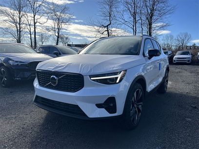 New 2025 Volvo XC40 B5 Plus w/ Climate Package