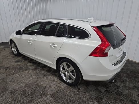 Used 2016 Volvo V60 T6 R-Design image 9