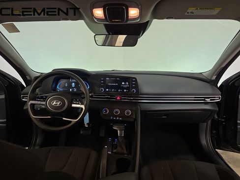 Used 2025 Hyundai Elantra SE image 9