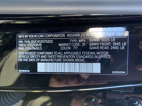 Used 2025 Volvo XC40 B5 Plus image 36