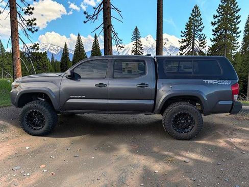 Used 2017 Toyota Tacoma TRD Sport w/ Tow Package (A/T) AWD/4WD image 3
