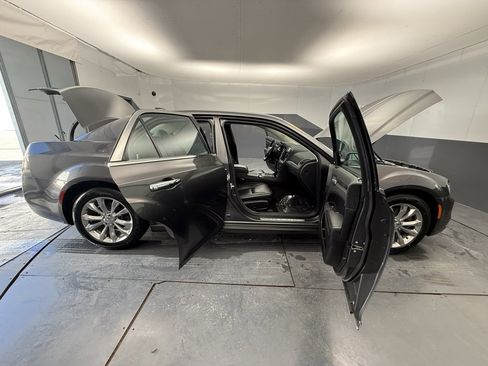 Used 2019 Chrysler 300 Limited image 19