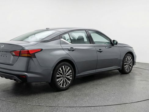 Used 2025 Nissan Altima 2.5 SV FWD image 9