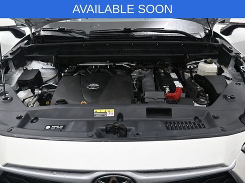 Used 2021 Toyota Highlander XLE AWD/4WD image 38