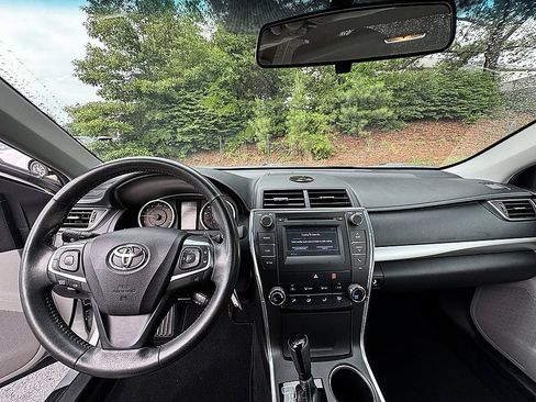Used 2015 Toyota Camry SE FWD image 18
