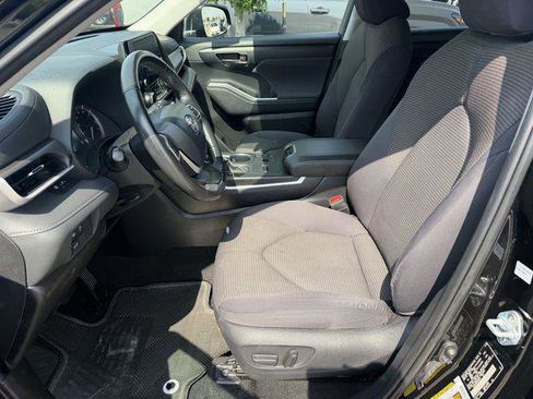 Certified 2024 Toyota Highlander LE FWD image 18