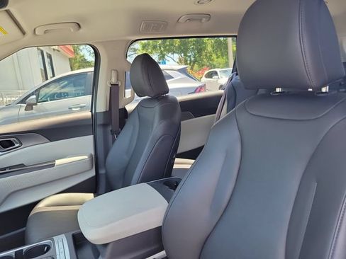 Used 2024 Kia Carnival LX FWD image 19