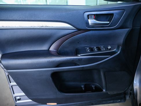 Used 2019 Toyota Highlander XLE image 30