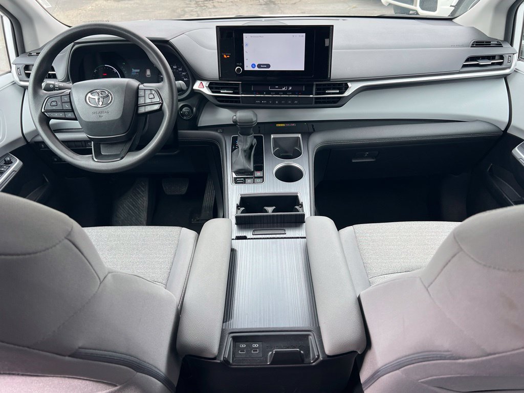 Used 2025 Toyota Sienna LE FWD image 13