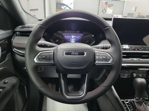 Used 2026 Jeep Compass Trailhawk AWD/4WD image 33
