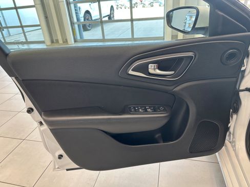 Used 2015 Chrysler 200 Limited w/ Convenience Group FWD image 11