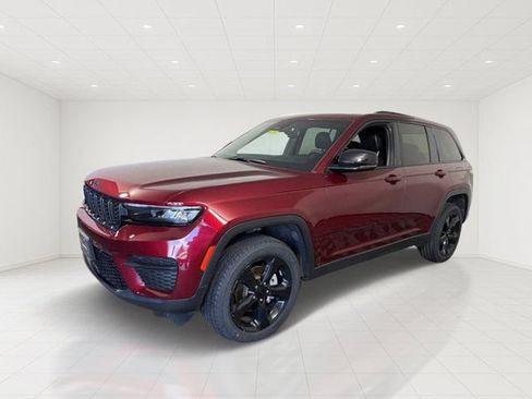 Certified 2023 Jeep Grand Cherokee Altitude AWD/4WD image 3
