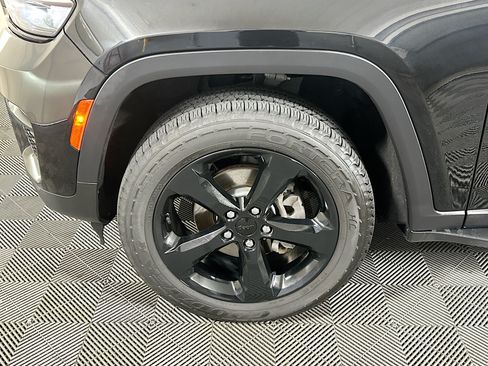 Used 2023 Jeep Grand Cherokee Altitude AWD/4WD image 11