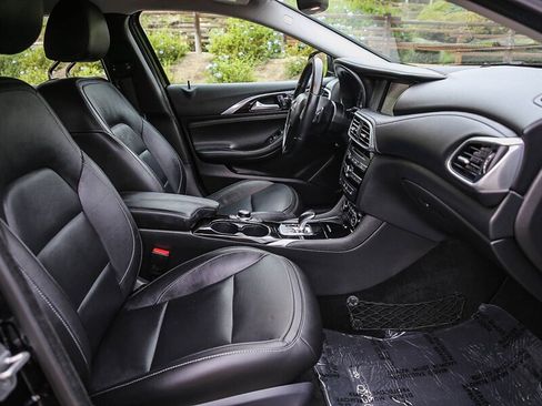 Used 2017 INFINITI QX30 image 22