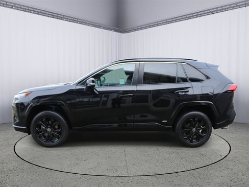 Used 2022 Toyota RAV4 SE image 5