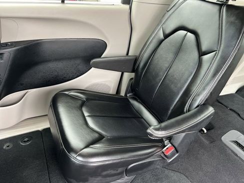 Used 2024 Chrysler Pacifica Touring-L FWD image 36