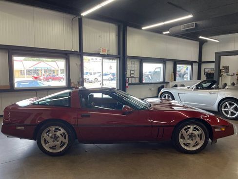 Used 1988 Chevrolet Corvette Coupe RWD image 12