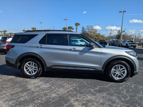 Used 2025 Ford Explorer Active image 3