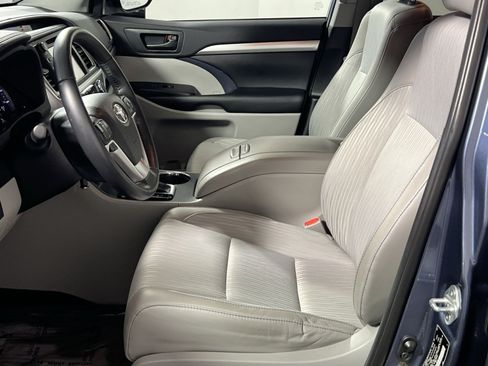 Used 2019 Toyota Highlander Plus AWD/4WD image 14