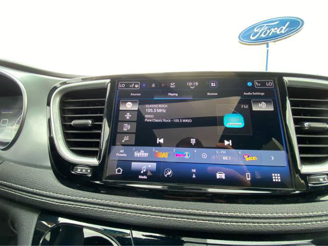 Used 2026 Chrysler Pacifica Limited FWD image 32