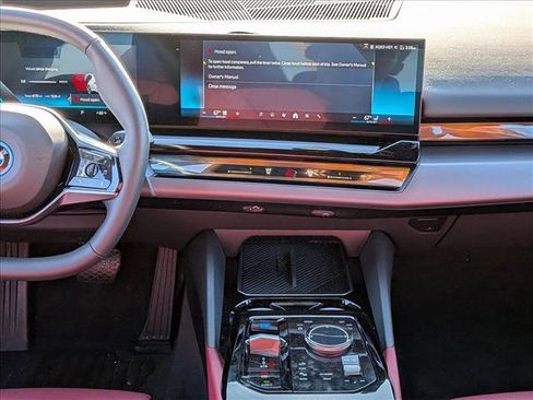 Used 2025 BMW i5 eDrive40i w/ Premium Package image 11