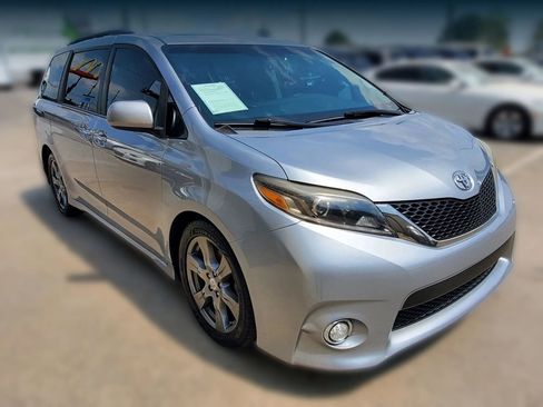 Used 2017 Toyota Sienna SE w/ SE Preferred Package image 14
