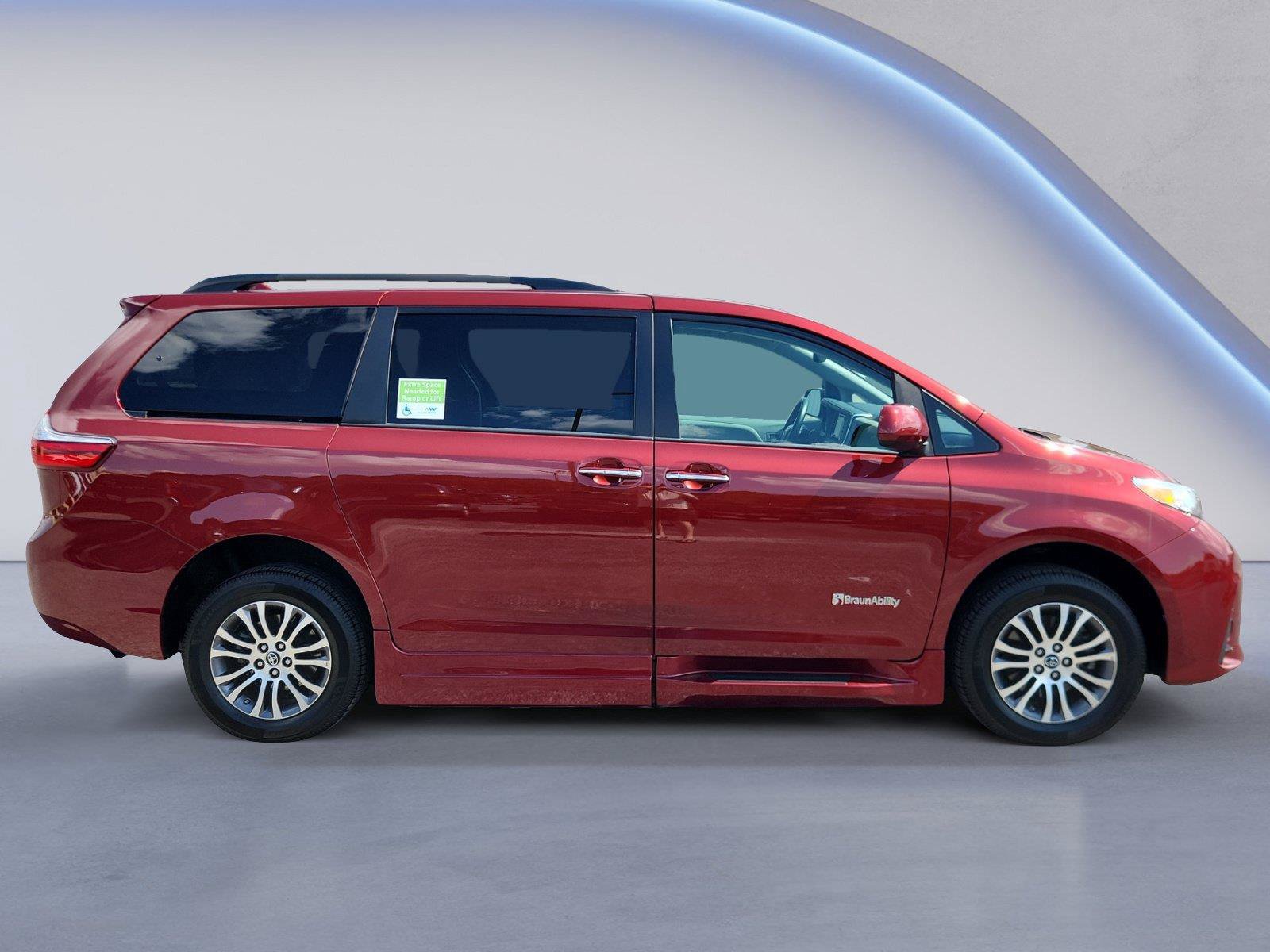 Used 2019 Toyota Sienna XLE w/ XLE Navigation Package FWD image 2