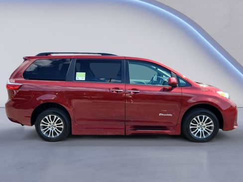 Used 2019 Toyota Sienna XLE w/ XLE Navigation Package FWD image 2
