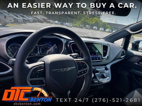 Used 2025 Chrysler Pacifica Select FWD image 10