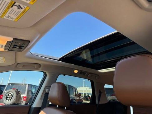 Used 2023 Nissan Pathfinder Platinum image 32