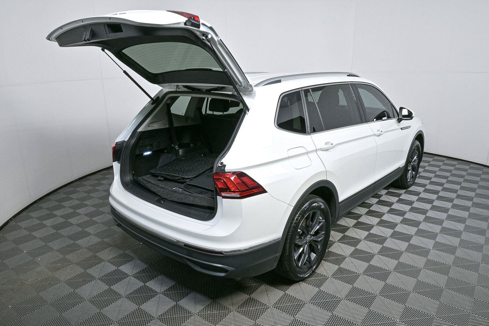 Certified 2023 Volkswagen Tiguan SE FWD image 23