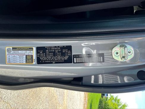 Used 2023 Kia Carnival EX FWD image 22