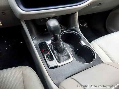 Used 2019 Toyota Highlander LE AWD/4WD image 18