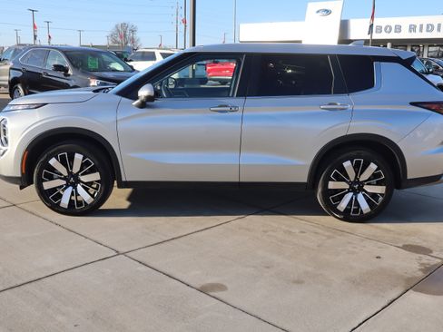 Used 2025 Mitsubishi Outlander SE image 9