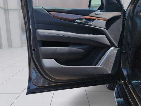 Used 2020 Cadillac Escalade Luxury RWD image 10