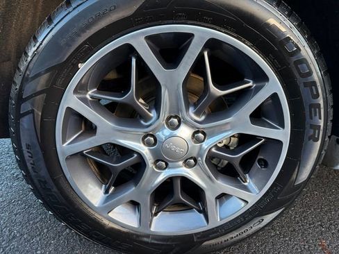 Used 2020 Jeep Grand Cherokee Overland image 11