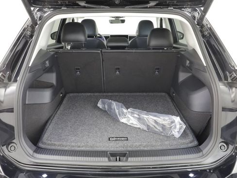 Used 2025 Volkswagen Tiguan SE w/ Panoramic Sunroof Package AWD/4WD image 17