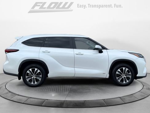 Used 2025 Toyota Highlander XLE AWD/4WD image 8
