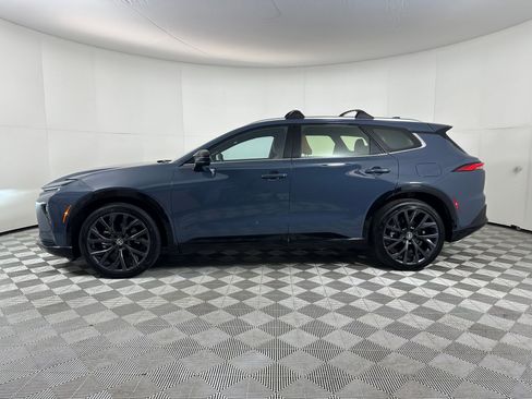 Used 2025 Toyota Crown Signia image 2