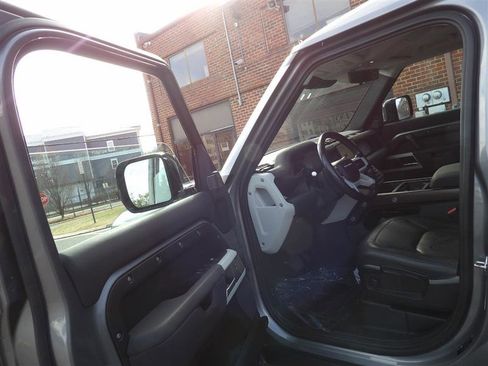 Used 2022 Land Rover Defender 110 S image 8