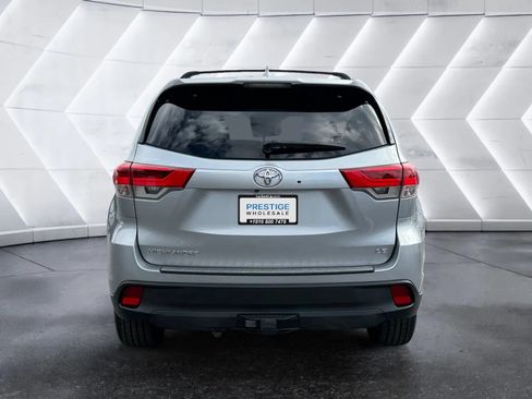Used 2017 Toyota Highlander Plus FWD image 4