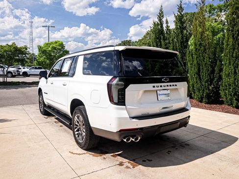 Used 2026 Chevrolet Suburban Z71 w/ Comfort Package image 8